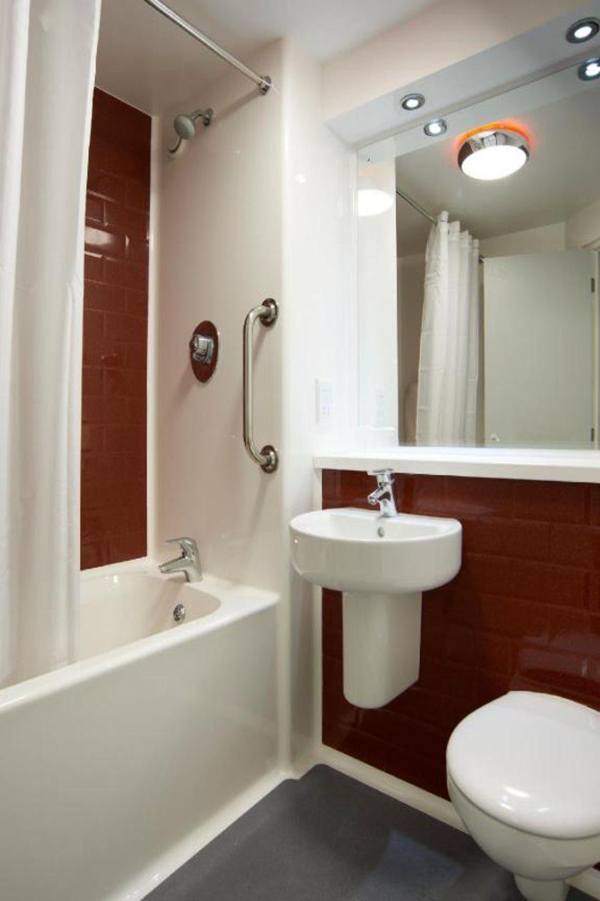 Travelodge Cardiff Central Queen Street Kültér fotó