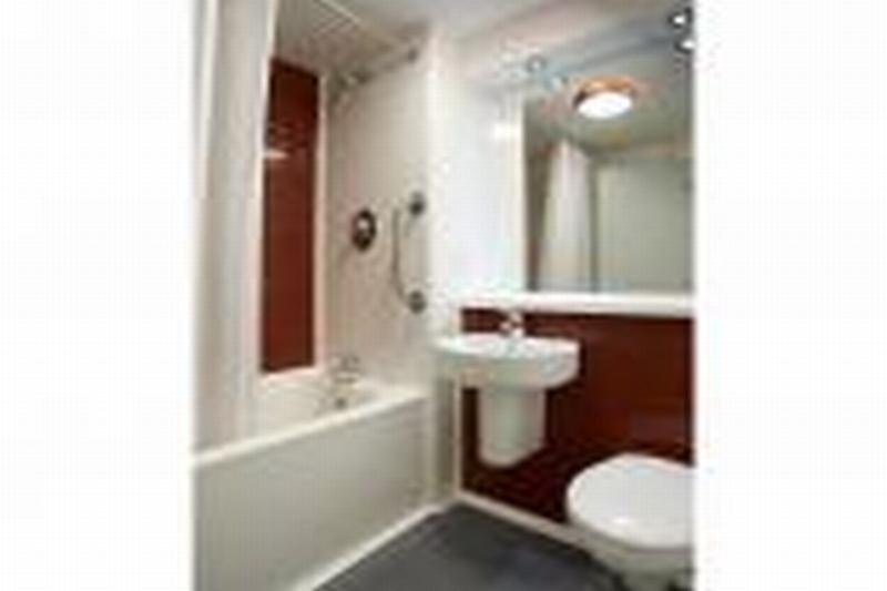 Travelodge Cardiff Central Queen Street Kültér fotó