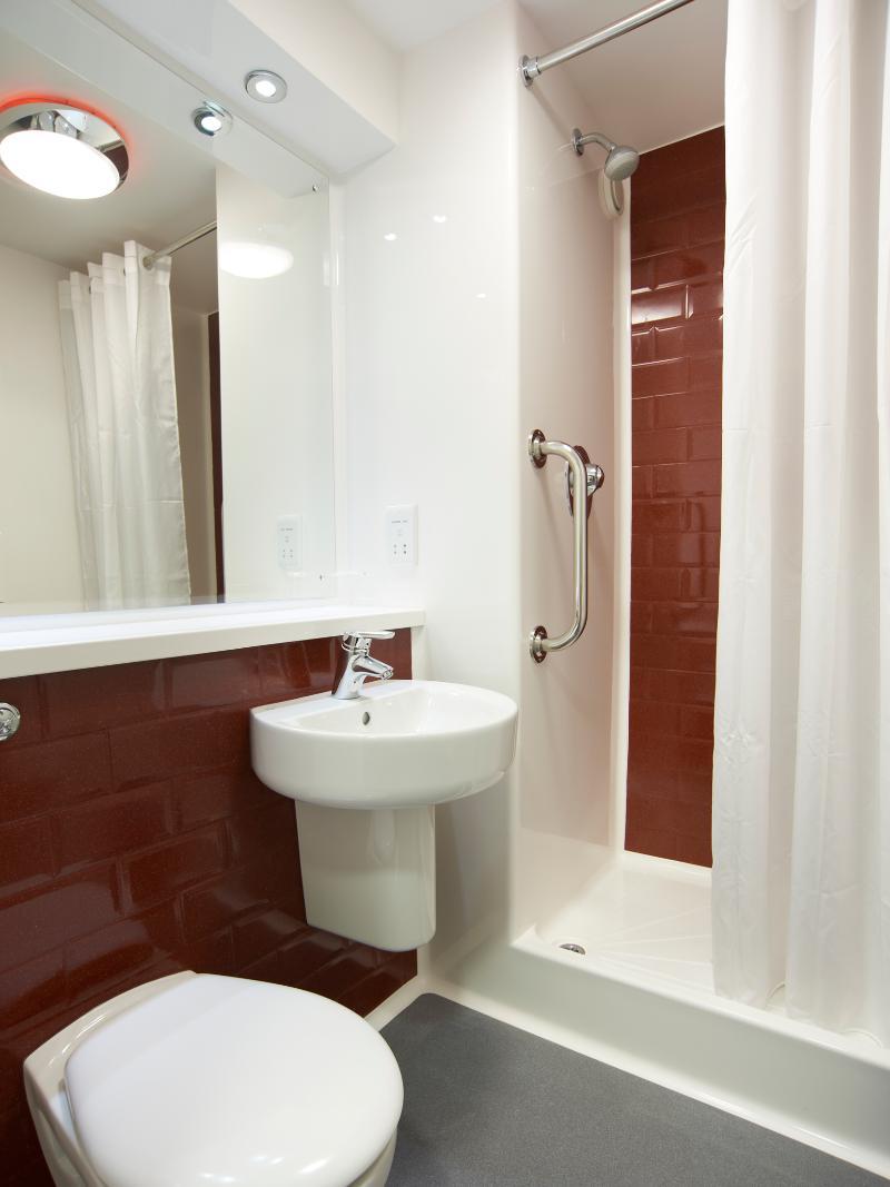 Travelodge Cardiff Central Queen Street Kültér fotó