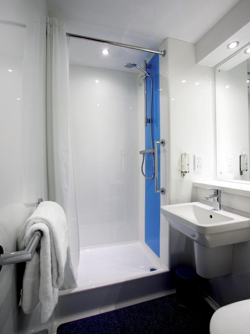 Travelodge Cardiff Central Queen Street Kültér fotó